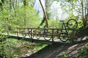 Fahrräder auf einer Brücke beim Geocaching