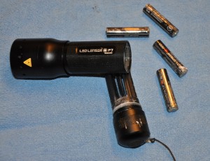 LED Lenser P7 Taschenlampe und ausgelaufene Batterien