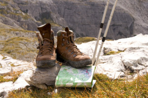 Bergstiefel und Landkarte für eine Geocachingtour