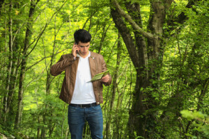 Geocacher im Wald benötigt telefonische Unterstützung